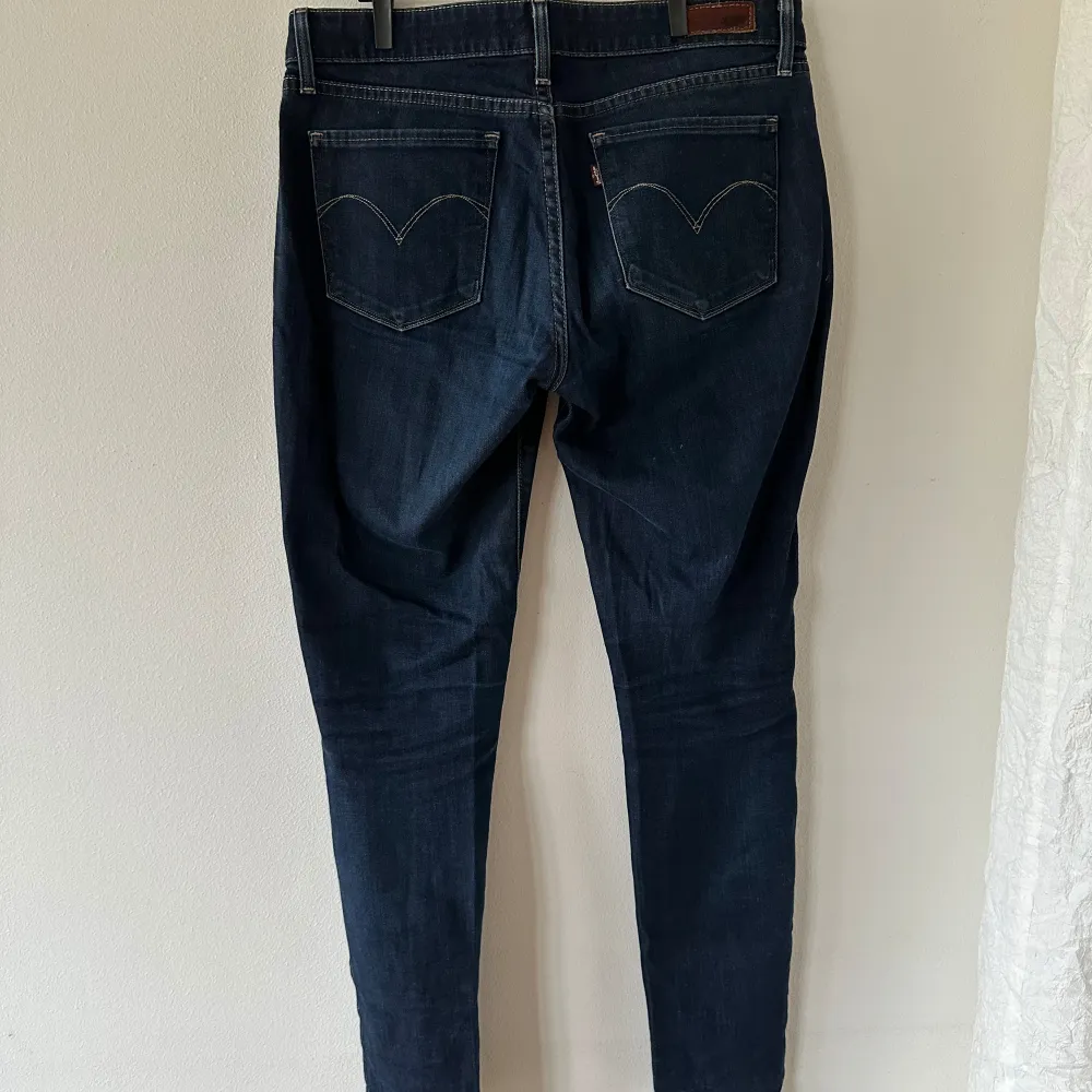 Jeans från Levi’s i stolek 29, lite stora på mig som är 160, i använt fint skick. Jeans & Byxor.