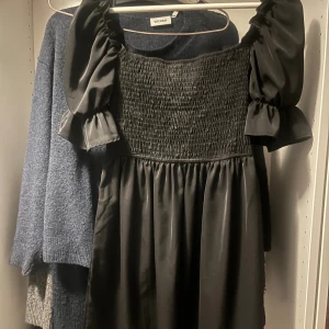 Klänning - Svart fest klänning som går till över knäna🖤😍