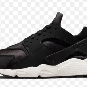 Nike skor  - Oanvända Nike skor i nyskick som köptes i Dubai för 5000kr säljer för 1000kr 