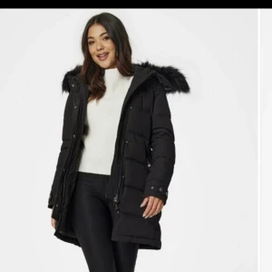 En oanvänd svart Hollies jacka  - En oanvänd svart Hollies vinterjacka med svart päls i nyskick. Både jackan och pälsen köptes för 5000kr säljer för 2000kr 