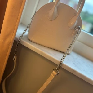 Beige off white väska.  - Säljer denna väska. Använder nästan aldrig den. Pris: 130 kr. Frakt diskuteras i DM. 