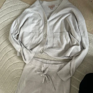 Helt nytt set  - Från hm men passar inte mig tyvärr  Storlek s i båda delarna  