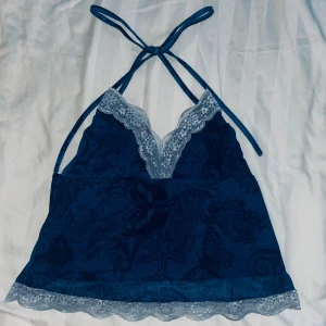 Blå topp - Köptes för ett år sedan.