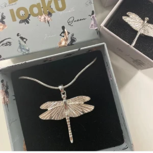 Ioaku halsband  - Så snyggt halsband från ioaku som tyvärr inte kommit till användning, nyskick!! Både den korta (45cm) och långa kedjan medföljer 