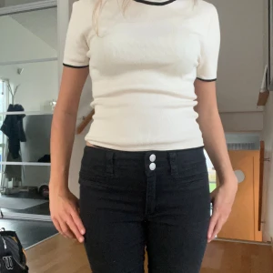 Stickad t-shirt gina  - Stickad beige tröja från gina tricot.💖