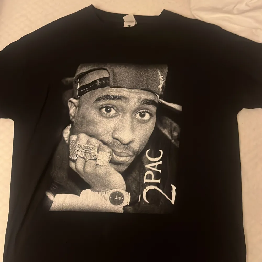 Relativ oanvänd tupac tröja. Sitter som en oversized S/ normal M. Jätte fin att stila sina outfits med o ger en ”cool” detalj. Passar både män och kvinnor.. T-shirts.