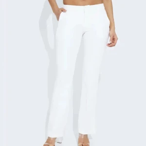 Vita kostymbyxor Vera petite - Säljer dessa vita kostymbyxor från bikbok då det är fel storlek. Aldrig använda   Går nog inte att köpa längre 