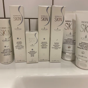 Hudvård - Säljer en hel hudvårdserie från herbalife nutrition där alla produkterna är helt oöppnade! Med ett värde av 3800kr Det finns dubbletter av toner och serumet. Skriv i DM för mer info💕