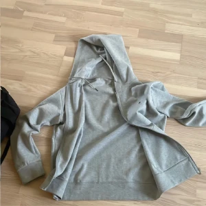 Ralph Lauren Hoodie/Luvtröja - Säljer denna gråa Ralph Lauren hoodien. Den är i bra skick!