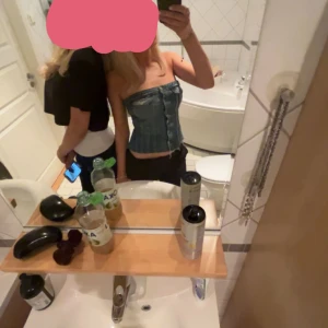Zara topp - Säljer min populära jeanstopp från zara. Köpt på plick och använd 2 gånger.💞 Bra skick, inga defekter så det är bara att trycka köp nu!💖