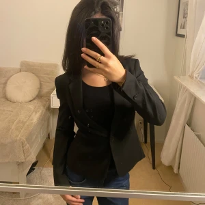 Svart chic figursydd kavaj  - En chic figursydd kavaj som passar perfekt för jobb, möte, intervju, skola, middag, eller bara för att se lite classy ut, sitter så fint vid midjan 😻