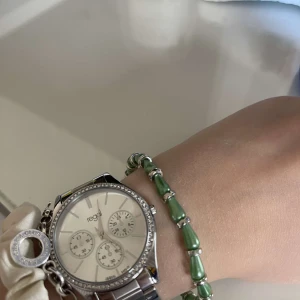 Egengjort pärlarmband  - Egengjort pärlarmband med gröna och silvriga pärlor