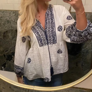 Blus från Zara - Fin blus från zara i marinblå och vit. Den har blivit använd vid ett tillfälle så är i nytt skick.  