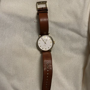 Marc Jacob klocka  - Marc Jacob klocka med läder band. Läderband är i använtskick men klockan är i fint skick. Dock är batterierna slut