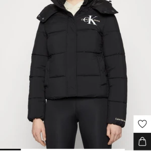 Calvin Klein jacka  - Hej, jag säljer denna jackan bra skick använd ett par gånger. Original priset på jackan är 2,395 kr
