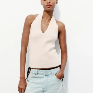 SÖKER  - SÖKER! Hör gärna av er med ett pris ifall ni kan tänka er sälja denna vita stickade toppen ifrån zara till mig 🙏🏽🙏🏽