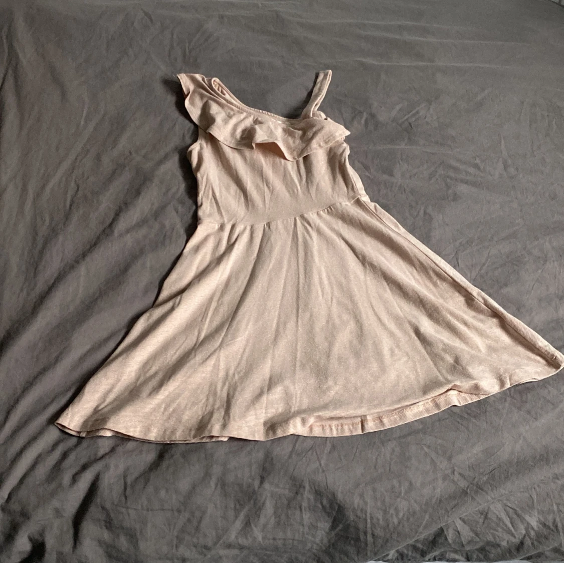 Beige klänning med volangdetalj