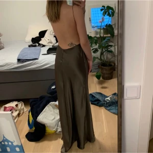 Långklänning zara - Superfin olivgrön klänning från zara i storlek S, som ny💕