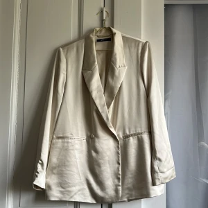 Kavaj - Sparsamt använd kavaj från Gina Tricot i storlek 38. Känsligt tyg, därav små defekter som syns på bilderna. Matchande byxor säljs separat. 