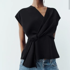 Blusar från zara - Säljer två blusar ifrån zara, knappt använda och köpta nyligen  Har en i svart och en i vit men vill man bara köpa en så går det bra  230kr styck 