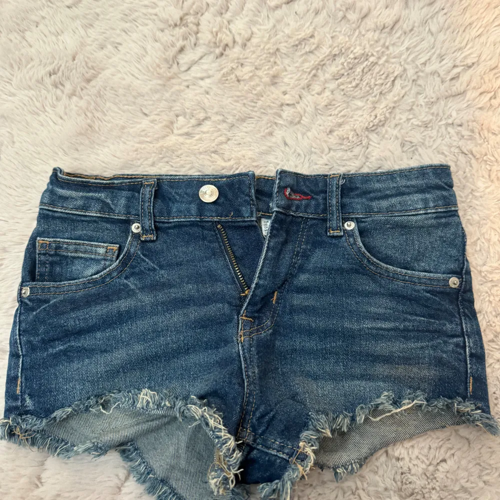 Låg midjade Jeansshorts ifrån hm storlek 32 . Shorts.