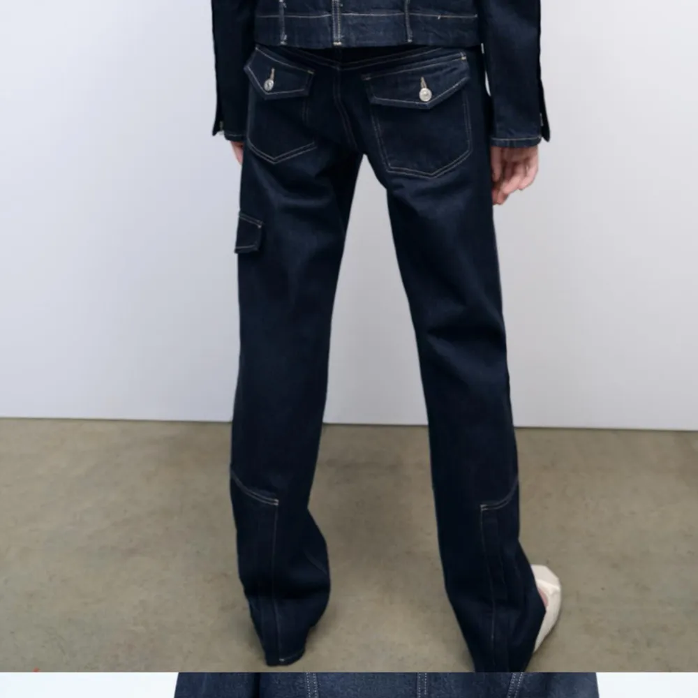 Säljer ett par snygga mörkblå jeans med raka ben. De har en klassisk femficksdesign och coola sömmar som ger en extra touch. Perfekta för både vardag och fest! Helt nya från zara i storlek 36! nypris 500. Farkut & Housut.