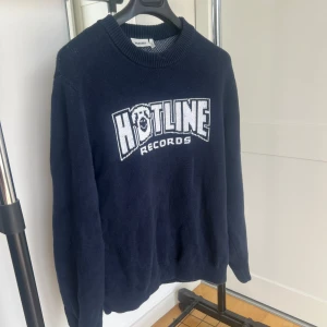 Stickad Tröja Weekday - Weekday Tröja ”Hotline Records” tjock.  Säljs inte längre. 