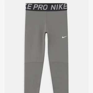 Nike pro träningstights - Säljer dessa gråa träningstights från nike, jättesnygga och aldrig använda så i nyskick. I storlek XL barnstorlek så ungefär 155-166cm💓