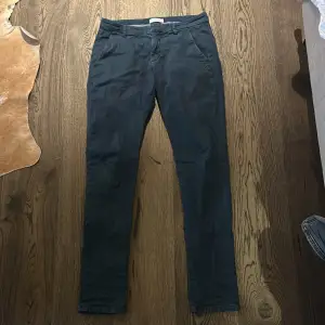 Sådär! Nu finns ett par riktigt sköna dondup chinos (fast lite liknande jeans också) i färgen mörkblå. Storleken är W31 och tveka inte på att hojta😁👍