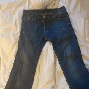 Dsquared jeans i storlek 16y och passar mig som är 178 och väger 58kg