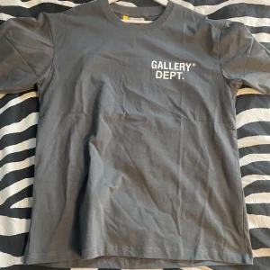 Gallery dept tshirt - Ganska använd men fortfarande bra skick.