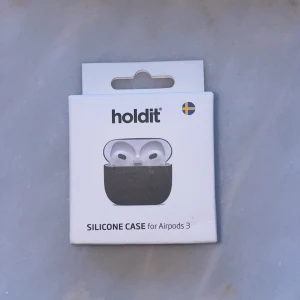 AirPods 3 skal - Säljer detta silikon skal för AirPods 3 då jag beställde för fel AirPods. Helt oöppnade. Nypris: 200kr