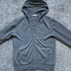 Soft goat zip hoodie  - 100% Kashmir , en liten defekt på luvan inget man tänker på/ser, nypris 3,7, byte öppet 