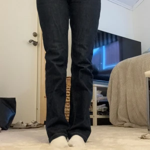 Evileye Denim jeans - Mörkblå midwaist/lowwaist jeans. Står att dom är slimfit samt highwaist men sitter inte alls så. Dom passar mig som är 160 lång💞