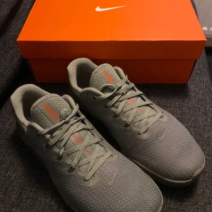 Nike metcon 5 - Aldrig använda, helt i nyskick med kartong. Storlek 44,5. Nypris 1400kr. 