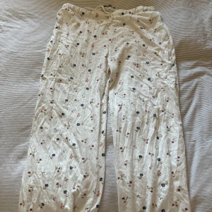 Pyjamasbyxor  - Hej!🌸 säljer denna byxor då dem aldrig använts. De är inköpa på lager157. Nyskick😊