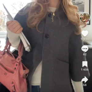 Kappa - Säljer denna grå kappa då den va för liten för mig. De är Zara barn storlek 116. Vilket jag skulle uppskatta är xxs men eftersom de är en poncho beror de på hur man vill att den ska sitta🌸💕