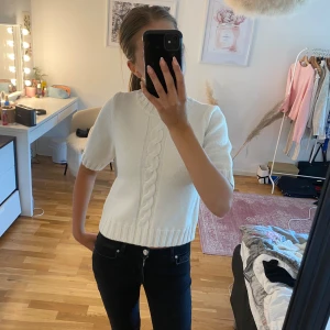 Stickad t shirt - Oanvänd stickad t shirt köpt på lindex strl s passar även xs