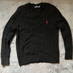 Polo Ralph Lauren Stickad tröja - Säljer min stickade Polo Ralph Lauren tröja i storlek M men sitter mer som S. 