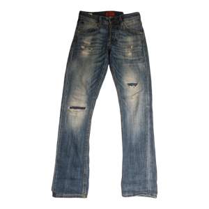 Säljer dessa riktigt snygga grisch jeans från jack & jones💯 Riktigt bra skick👍 Slimfit🗣 Priset kan diskuteras vid snabb affär🙏