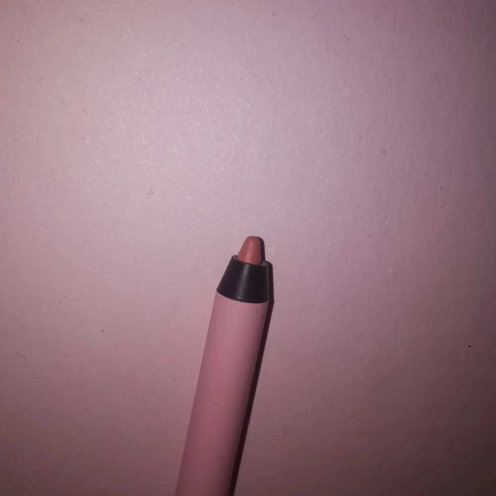 Kylie Cosmetics Lip Liner i färgen Koko K. Fin Nude färg i Rosa.. Skönhet.