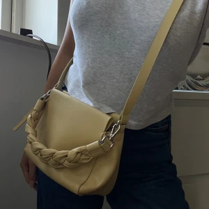 Väska - Säljer min fina gula väska som kan användas både som axelremsväska eller enbart hållas i handtaget! Sparsamt använd och inga tecken på användning.