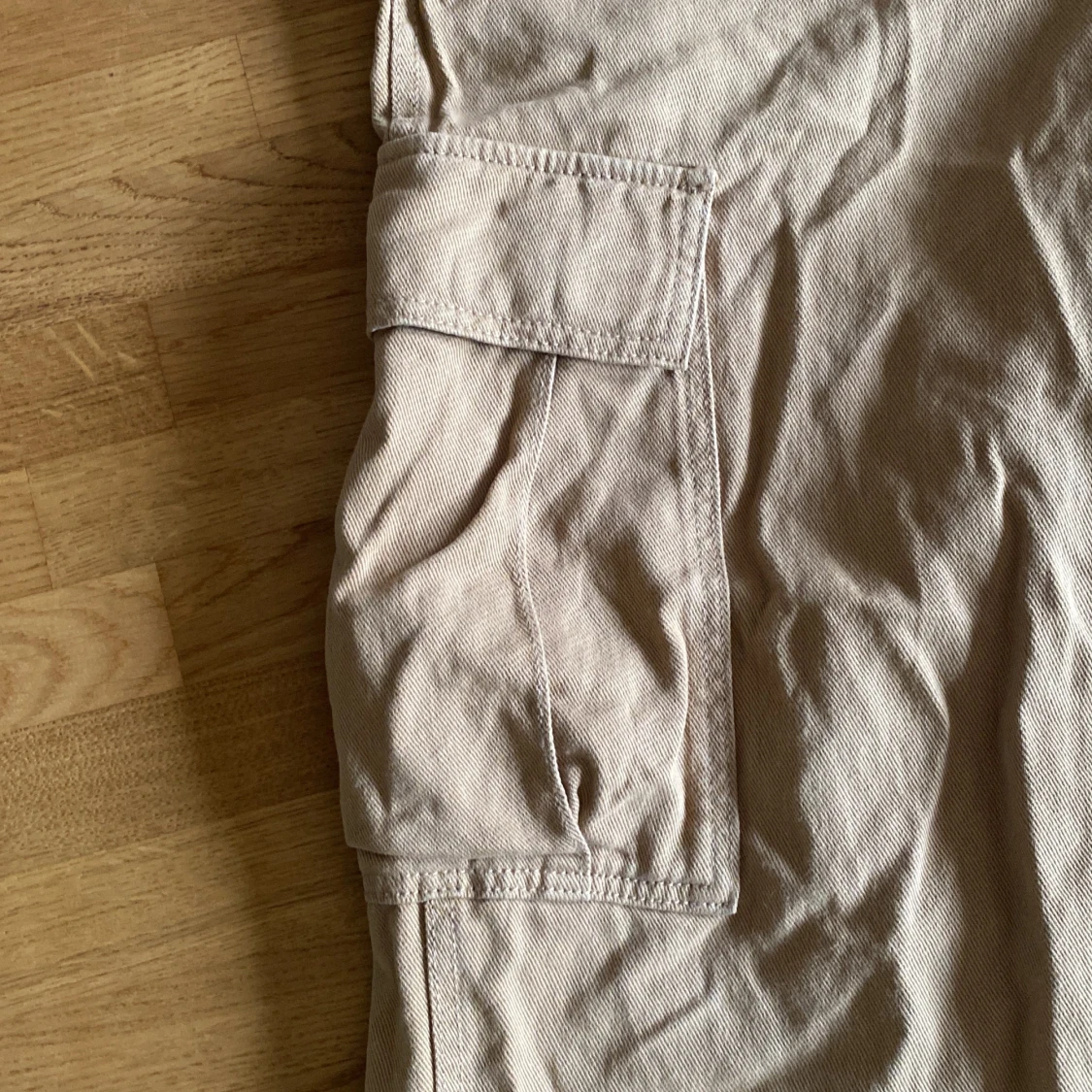 Beige/bruna cargo byxor med fickor - 90