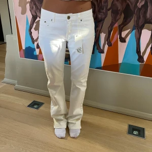 Vita jeans  - Super snygga oanvända jeans med lappen kvar, storlek W31 L36☺️köpa för 500