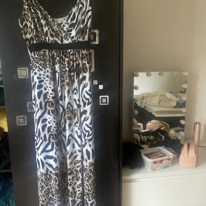 leopard långklänning - leopard långklänning i nyskick strl m