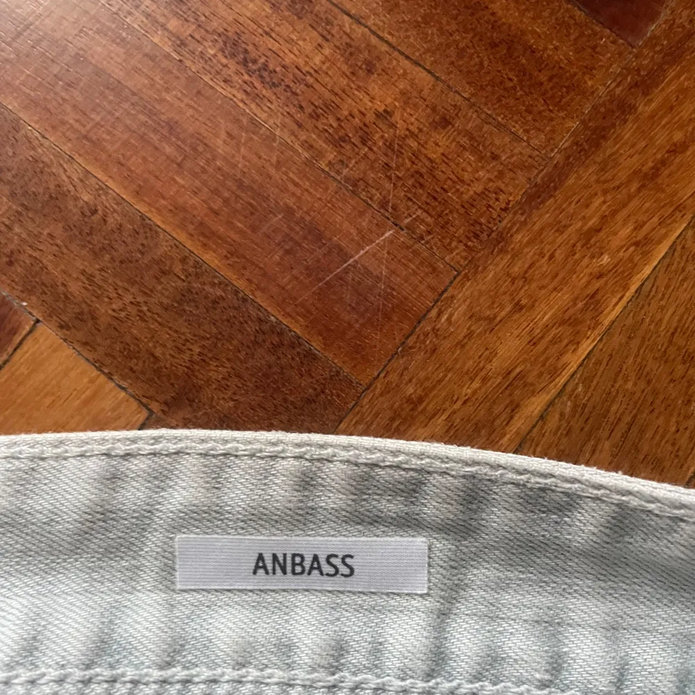 Replay Anbass Jeans, använda 5-10 gånger. Skick 8/10. Storlek 32-30 men passar runt 29-30.  Innerbenslängd - 66 cm Midjemått - 82 cm. Jeans & Byxor.