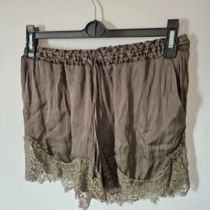 Satin spets shorts militärgröna  - Mörkgröna / militärgröna. Äldre slutaåld kolletion H&M Toppenskick, endast provade inomhus 