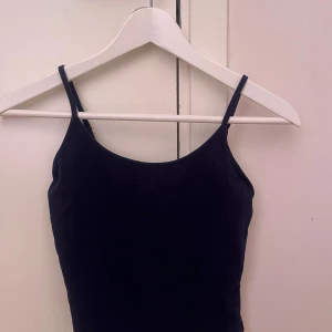 Marin Blått Linne - ett kortare linne i marinblå  från shein  justerbara band