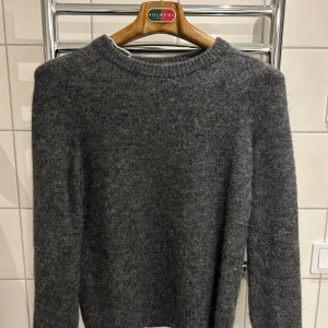 Stickad tröja Arket - Stickad tröja i Small från arket, aldrig använd då den var för liten