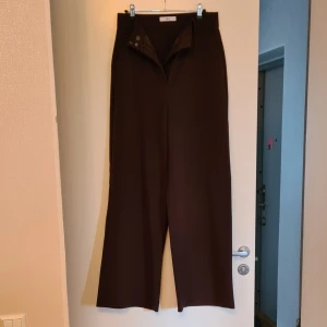 Kostymbyxor  - Kostymbyxa från Ellos  Tvätt 40 grader Extra hög midja  Vida ben Fickorna på sidorna  Kraftig kvalité med lätt stretch   Supersköna, använda fåtal gånger.  Kan bli ett snyggt set med kavajen här brevid från Ellos 